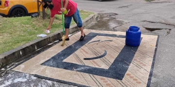 Nesimțire cu carul! Un om al străzii a spălat covorul într-o stație din Timișoara