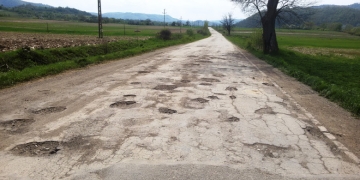 Timișorenii cu case de vacanță în zona Cheile Nerei și turiștii nu-și vor mai rupe mașinile. Se modernizează drumul județean din zonă