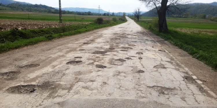 Timișorenii cu case de vacanță în zona Cheile Nerei și turiștii nu-și vor mai rupe mașinile. Se modernizează drumul județean din zonă