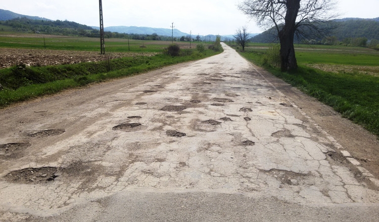 Timișorenii cu case de vacanță în zona Cheile Nerei și turiștii nu-și vor mai rupe mașinile. Se modernizează drumul județean din zonă