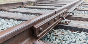 Bătrân de 82 de ani, pe moped, lovit de tren în Timiș! A murit pe loc