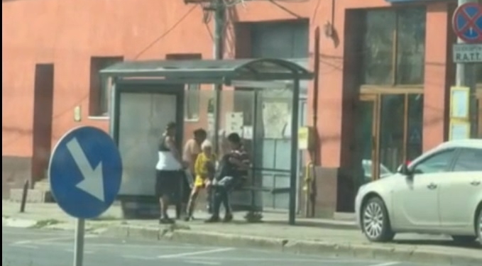 Au încercuit-o ca hienele și i-au golit geanta! „Tactica” hoților de buzunare din Timișoara mai face o victimă, o bătrână de 87 de ani