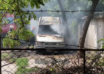 Panică în zona fabricii de bere din Timișoara! Un microbuz a luat foc în curtea unei case