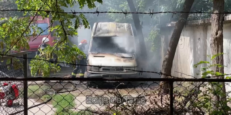 Panică în zona fabricii de bere din Timișoara! Un microbuz a luat foc în curtea unei case