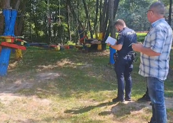 Patru copii răniți, după ce s-a rupt cablul tirolianei într-un parc de distracții din vestul țării