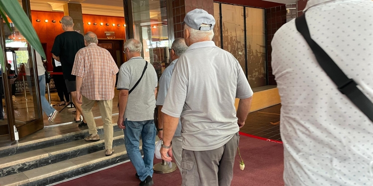 Sute de timișoreni își iau rămas bun de la Nicu Covaci