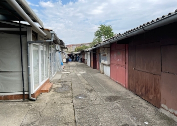 Intră buldozerele în Piața Aurora din Timișoara. Primăria continuă acțiunile de demolare a construcțiilor ilegale din oraș