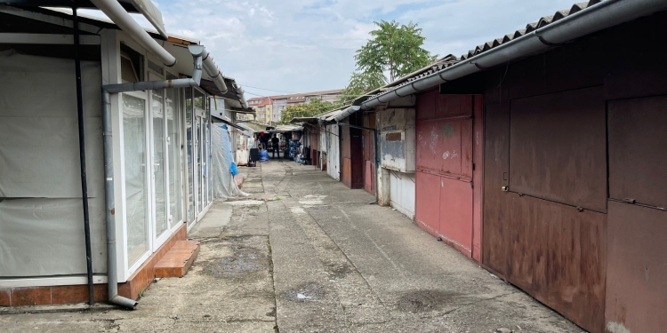 Intră buldozerele în Piața Aurora din Timișoara. Primăria continuă acțiunile de demolare a construcțiilor ilegale din oraș