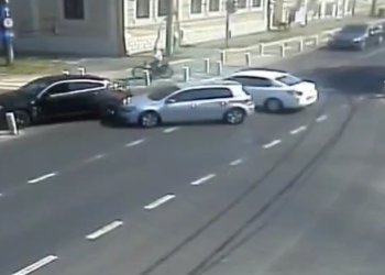 A lovit și a fugit! Șofer care depășește o coloană de mașini, lovește un autoturism și fuge
