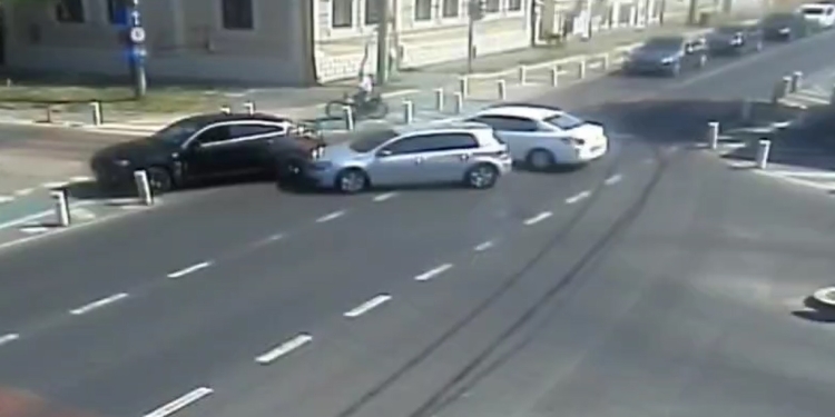 A lovit și a fugit! Șofer care depășește o coloană de mașini, lovește un autoturism și fuge