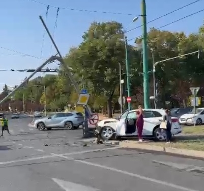 O șoferiță a dărâmat un semafor și un stâlp, pe un bulevard central din Timișoara!