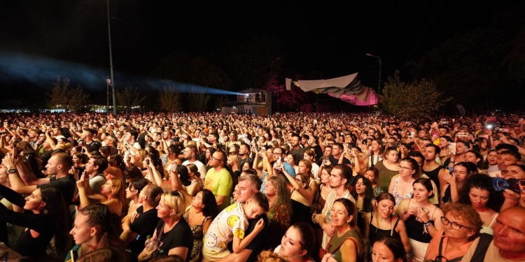 Hiturile „Let you love me” și „Let her go”, fredonate de mii de timișoreni! Mii de oameni au participat la concertele Rita Ora și Passenger de la Timișoara