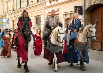 Fastul vremurilor de odinioară în cadrul Festivalului Medieval al Castelului Huniade FOTO