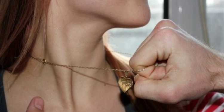 Venit de la Vaslui, să tâlhărească în Timișoara! A amenințat o tânără și i-a furat lănțișoarele de la gât