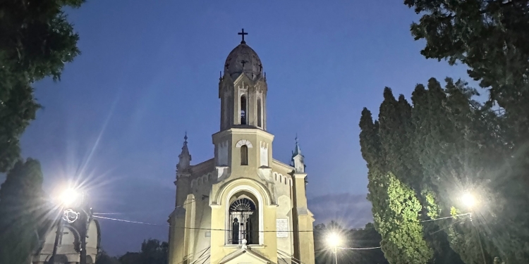 Sistemul de iluminat din cimitirul „Rusu Șirianu”, reparat după 2 decenii