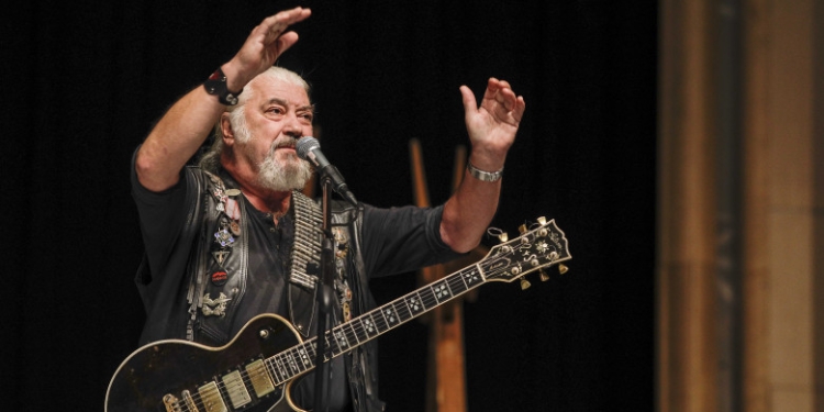 Doar cu flori la catafalcul cu trupul lui Nicu Covaci, la Filarmonica Banatul