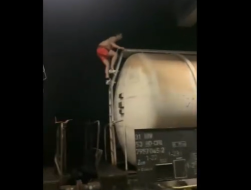 Inconștiență: Tânăr din vestul țării, electrocutat după ce s-a urcat pe un vagon! Prietenii au filmat întreaga scenă