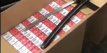 Amendă de 20.000 lei pentru un bărbat din Lugoj prins cu țigări de contrabandă în mașină