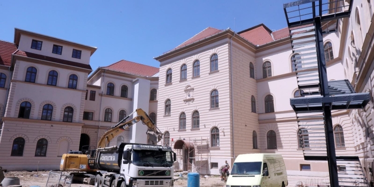 Clădirea monument istoric a liceului Ungureanu din Timișoara, la capitolul finisaje