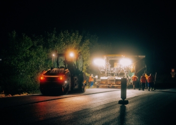 S-a lucrat și noaptea pentru finalizarea asfaltării pe Calea Torontalului