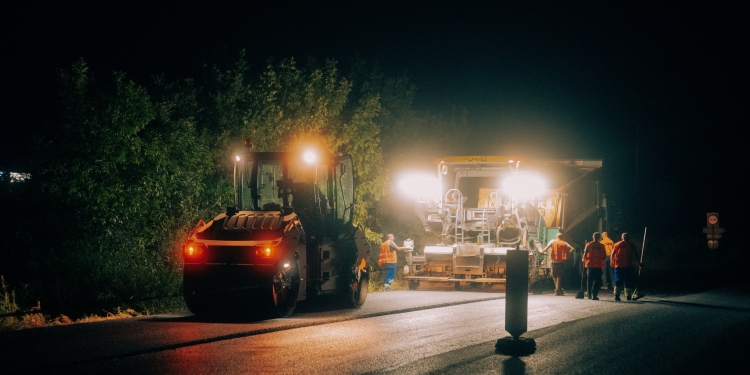 S-a lucrat și noaptea pentru finalizarea asfaltării pe Calea Torontalului