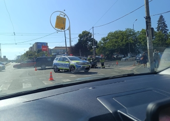 Accident într-o intersecție importantă din Timișoara! Două persoane au ajuns la spital