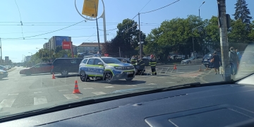 Accident într-o intersecție importantă din Timișoara! Două persoane au ajuns la spital