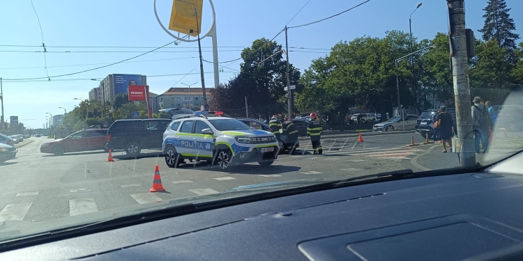 Accident într-o intersecție importantă din Timișoara! Două persoane au ajuns la spital