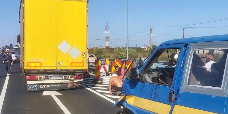 Accident pe centura de sud a Timișoarei! Un tir și o camionetă s-au ciocnit FOTO