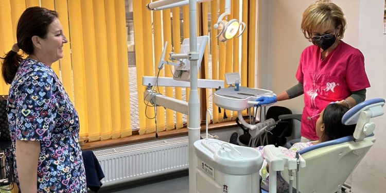 Copiii din cartierul Kuncz din Timișoara, la dentist, gratuit