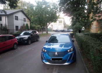 Peste 500 de amenzi pentru mașini parcate pe trotuarele din Timișoara, în ultimele două luni