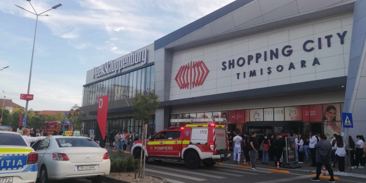 Incendiu la mall-ul din Calea Șagului! Zeci de persoane s-au autoevacuat