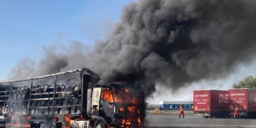 Arde un TIR pe autostrada A1, în parcarea de la vama Nădlac 2