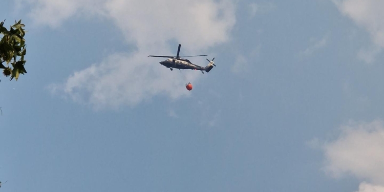 Zeci de pompieri chemați să stingă incendiile de vegetație din jurul Reșiței! Se intervine și cu un elicopter