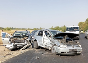 Mașini făcute praf pe un drum circulat din Timiș. Două persoane au ajuns la spital