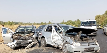 Mașini făcute praf pe un drum circulat din Timiș. Două persoane au ajuns la spital