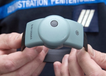 Folosirea brățărilor electronice în cazul agresorilor, extinsă și în Timiș