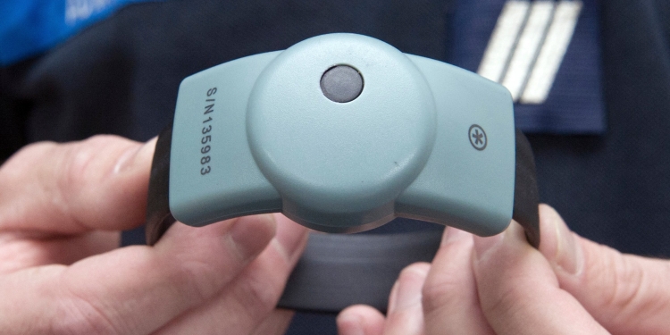 Folosirea brățărilor electronice în cazul agresorilor, extinsă și în Timiș