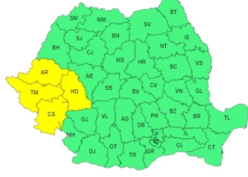 Plouă cu găleata tot weekendul, în vestul țării