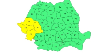 Plouă cu găleata tot weekendul, în vestul țării