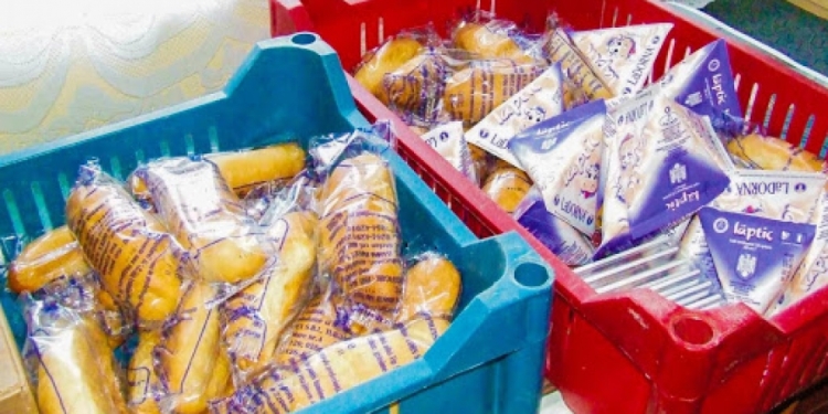Începe distribuția în școlile și grădinițele din Timiș a laptelui, biscuiților și merelor