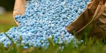 Cantitate uriașă de îngrășământ chimic, depozitată direct pe sol, în Timiș! Polițiștii au întocmit un dosar penal