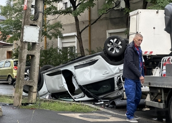 Mașină răsturnată într-o intersecție din Timișoara, în urma unui accident! Un tânăr a ajuns la spital