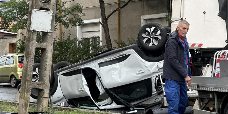 Mașină răsturnată într-o intersecție din Timișoara, în urma unui accident! Un tânăr a ajuns la spital