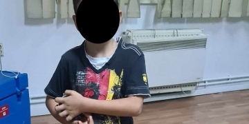 Băiețel de șase ani, găsit într-o stație din Timișoara, predat de polițiștii locali mamei sale