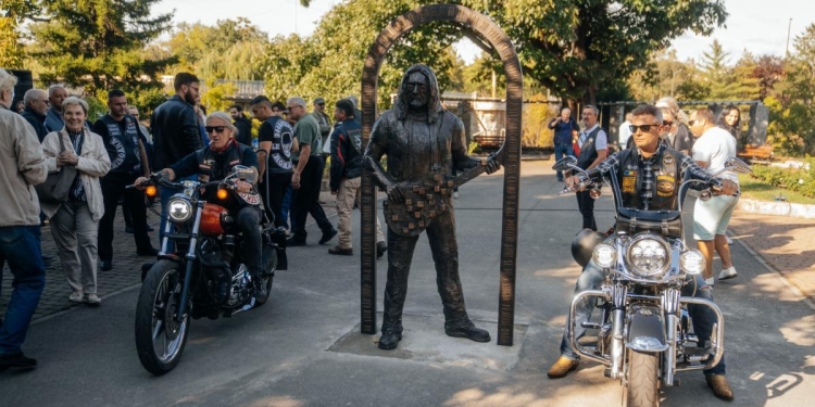 Adi Bărar, fostul lider al trupei Cargo, are statuie în Timișoara