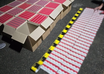 Prinși cu „mâța” pe bancheta din spate a mașinii! Timișeni prinși cu sute de mii de țigări în mașină