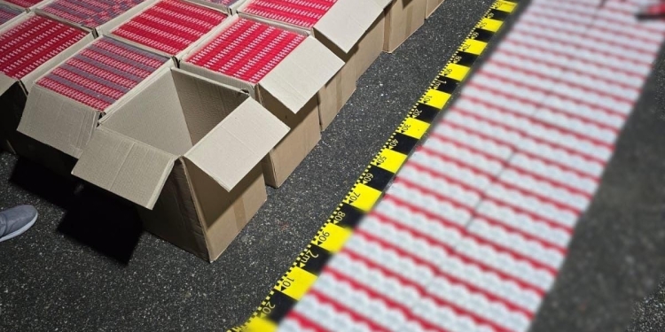 Prinși cu „mâța” pe bancheta din spate a mașinii! Timișeni prinși cu sute de mii de țigări în mașină