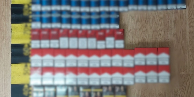 Un bărbat din Deta care vindea țigări de contrabandă în fața unui magazin, prins de polițiști