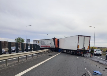 Accident pe autostrada A1! Șofer mort după ce două tiruri și o mașină s-au ciocnit FOTO